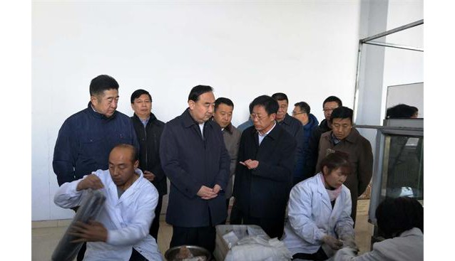 內蒙古：呼和浩特市委書記云光中到耗賴山鄉(xiāng)調研食用菌生產情況